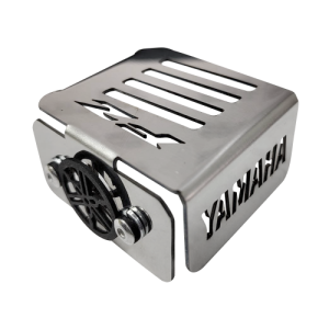 PROTECTOR BOMBA FRENO TRASERO CROMO FZ + 3D NEGRO ( FZ 2.5AG - FZ 2.0) ACERO