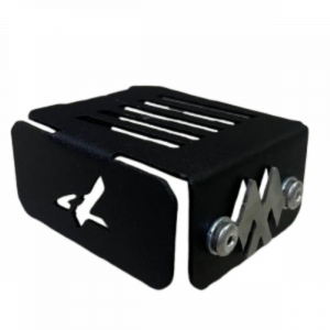 Protector Bomba Trasero Negro “Pulsar” N160- N250 Rectangular 3D Cromo